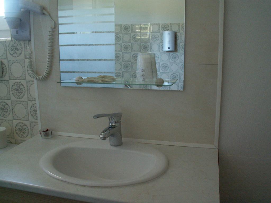 Le Relais Du Pont De Rhodes Hotel Frayssinet Habitación foto